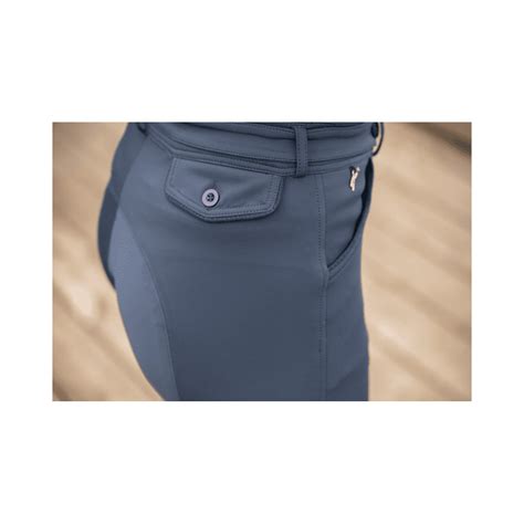 Un zoom sur le point sellier d'un pantalon d'équitation