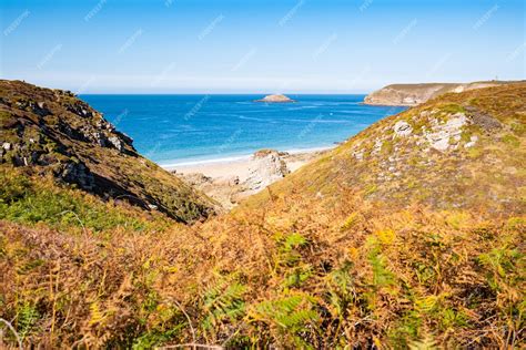 Vue panoramique de la côte bretonne avec des falaises et la mer