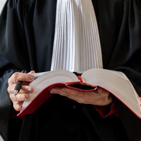 Avocate expliquant le droit équin