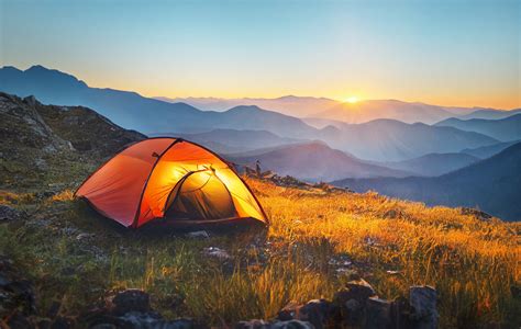 Tente de bivouac dans un paysage désertique au coucher du soleil