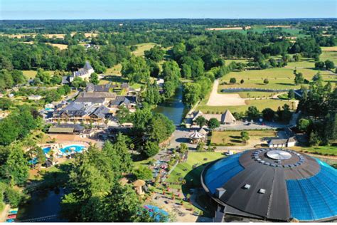 Paysage du Domaine des Ormes avec des chevaux