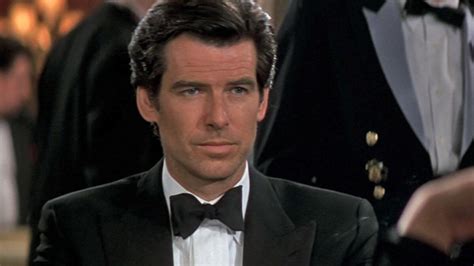 Deadpool portant un smoking et un monocle, imitant James Bond