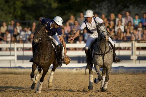 Jeunes cavaliers de horse-ball en action