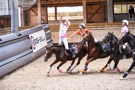 Cavaliers d'élite en plein match de horse-ball