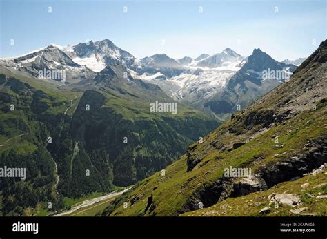 Vue panoramique de la vallée de Zinal avec des montagnes enneigées en arrière-plan