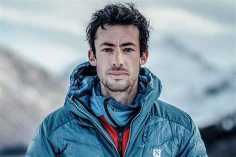 Kilian Jornet au sommet d'une montagne