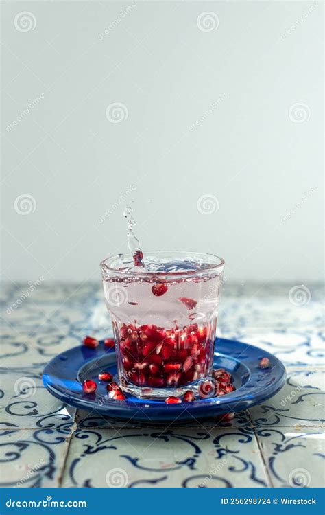 Graines de persil trempant dans un verre d'eau