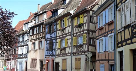 Rue Saint-Yves avec maisons anciennes et colombages