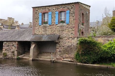 Lavoir restauré au bord de la rivière Trieux