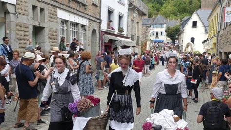 Scène de la Fête des Lavoirs avec groupes folkloriques