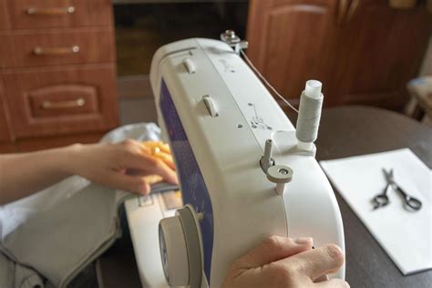 Mains expertes travaillant avec une machine à coudre