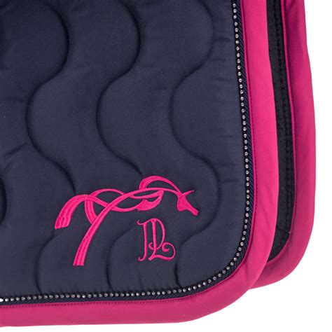 Gamme de tapis de selle de différentes couleurs et marques