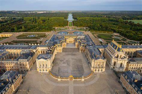 Vue aérienne de l'Écurie de Kéréval et ses environs verdoyants