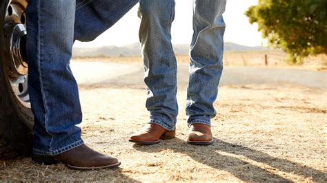 Image d'un cavalier western en jean bootcut avec des bottes