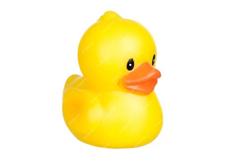 Un enfant tenant un canard en plastique jaune avec un sourire