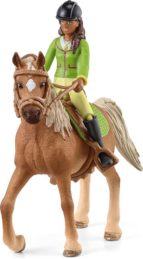 Enfant tressant la crinière d'une figurine de cheval Schleich