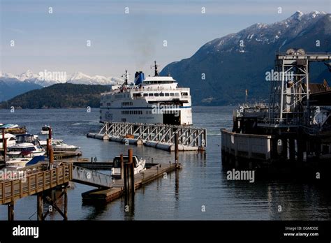 Vue panoramique de Horseshoe Bay avec le terminal de ferry et les montagnes en arrière-plan