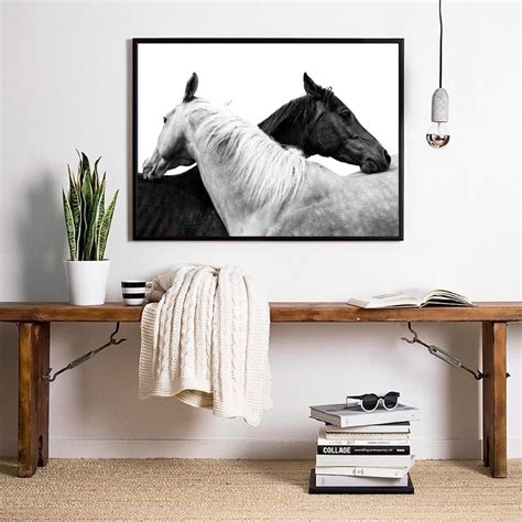 Tableau cheval noir et blanc dans une chambre d'enfant