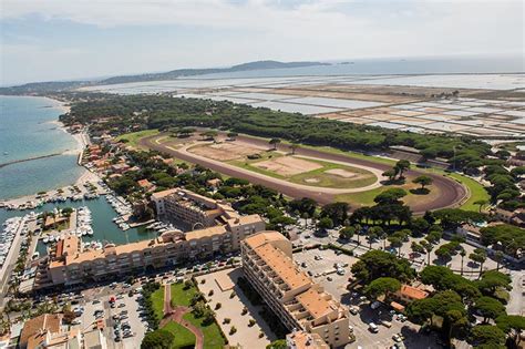 Vue aérienne de l'hippodrome de Hyères avec ses pistes et la végétation environnante
