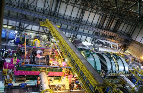 Vue d'une salle des machines moderne avec ses imposants équipements