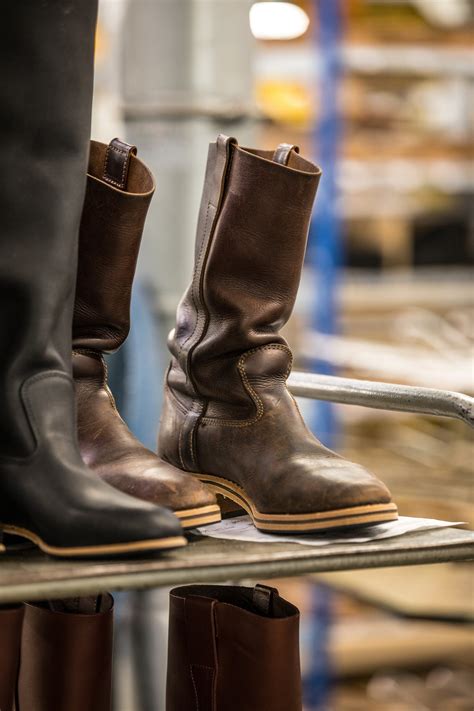 Artisan cirant une botte gardiane