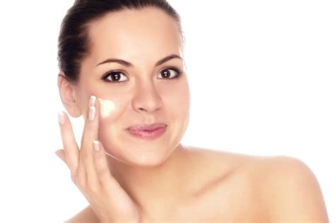 Application de crème sur le visage