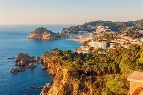 Paysage de la Catalogne avec des montagnes et des champs