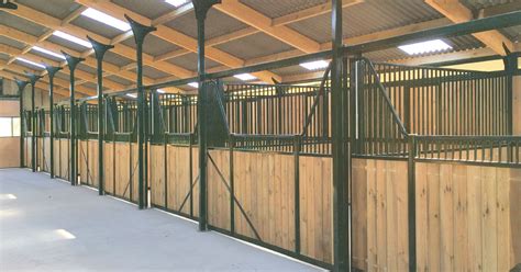 intérieur de box de cheval propre
