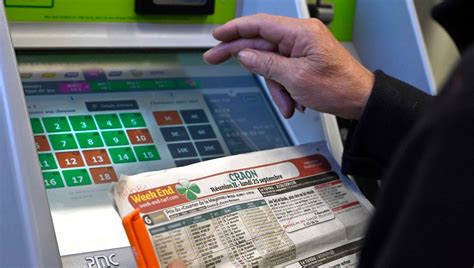 Un parieur remplissant un ticket PMU dans un point de vente
