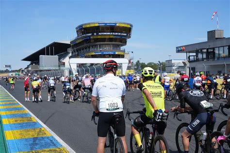 cyclistes sur une ligne de départ