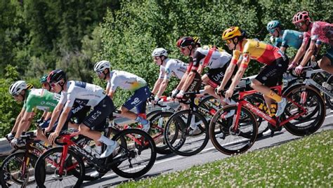 cyclistes en pleine action lors d'un critérium