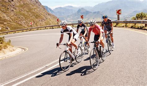 un groupe de cyclistes amateurs sur une route de campagne