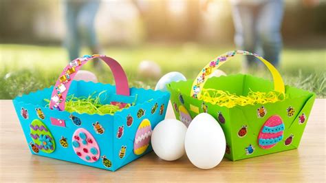 Poney avec un panier d'œufs de Pâques sur son dos