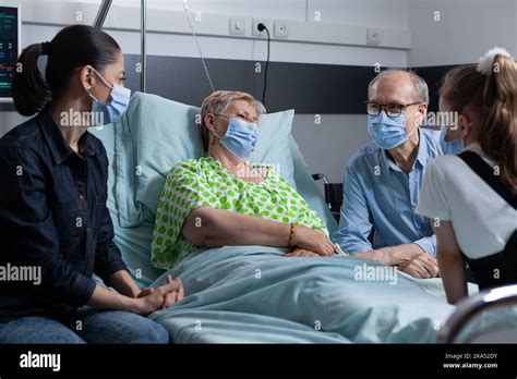 équipe médicale discutant avec une famille