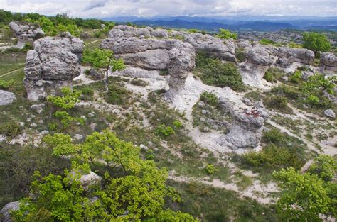 Paysage des Mourres près de Forcalquier, un site idéal pour la randonnée équestre