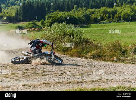 Course de moto sur un terrain en herbe