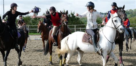 Cavaliers participant à une démonstration de horse-ball