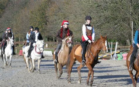 Groupe de cavaliers effectuant un carrousel synchronisé