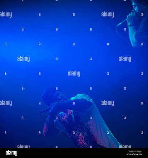 Artistes de cabaret se produisant sur scène