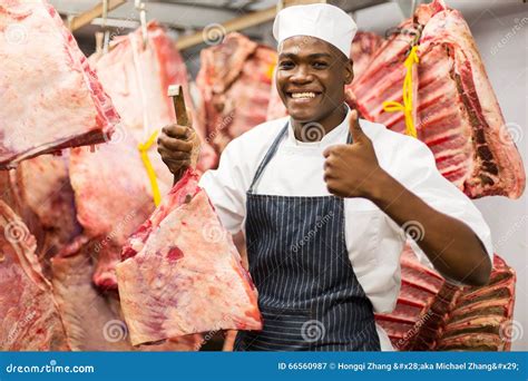 Représentation visuelle d'un boucher découpant de la viande