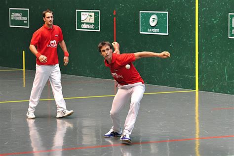 Joueurs de pelote basque sur un mur à gauche