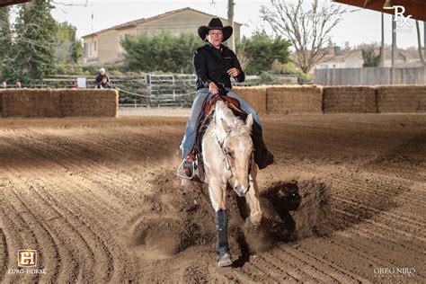 Couple faisant de l'équitation western