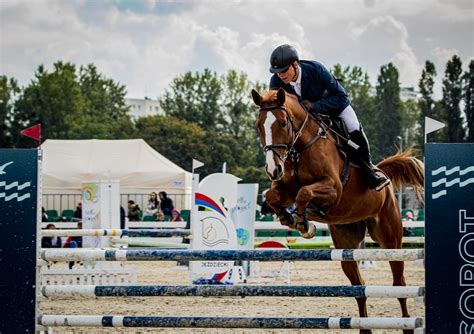 Cavaliers pratiquant le saut d'obstacles