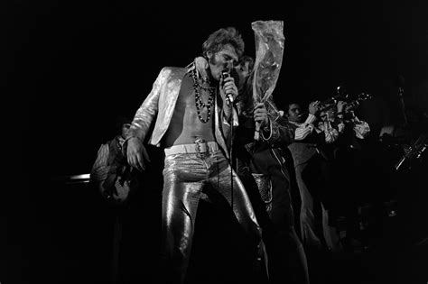 Johnny Hallyday sur scène dans les années 1960