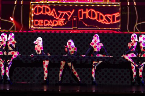 Intérieur du Crazy Horse avec lumières et scène