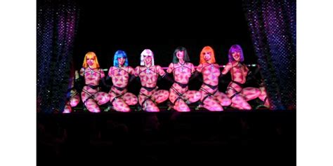 Danseuses du Crazy Horse dans un tableau lumineux