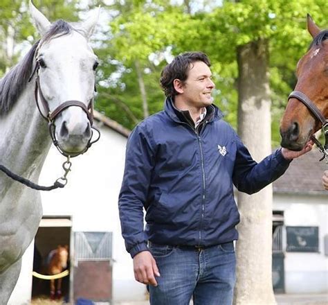 Un entraîneur donnant des instructions à un jockey avant une course