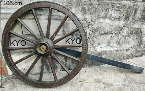 Détail d'une roue de calèche ornée de motifs