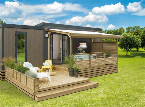 Mobil-home moderne avec terrasse en bois dans un camping