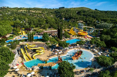 Vue aérienne d'un parc aquatique de camping avec toboggans